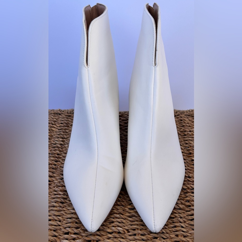 Journee Collection Women’s The Arely Bootie Ankle Boot Back Zip White Size 6.5